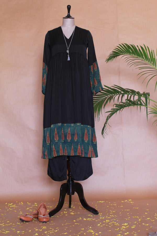 The Syaha Patra Set in Black