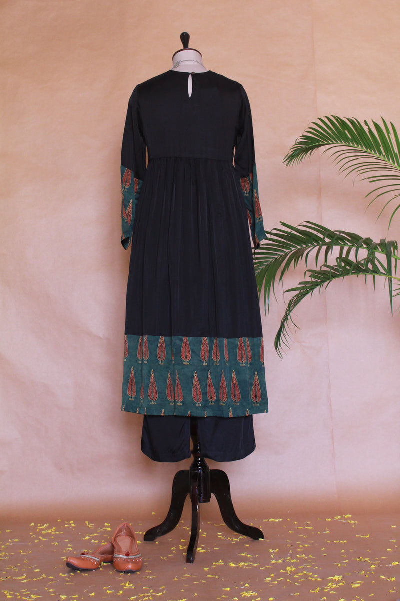 The Syaha Patra Set in Black