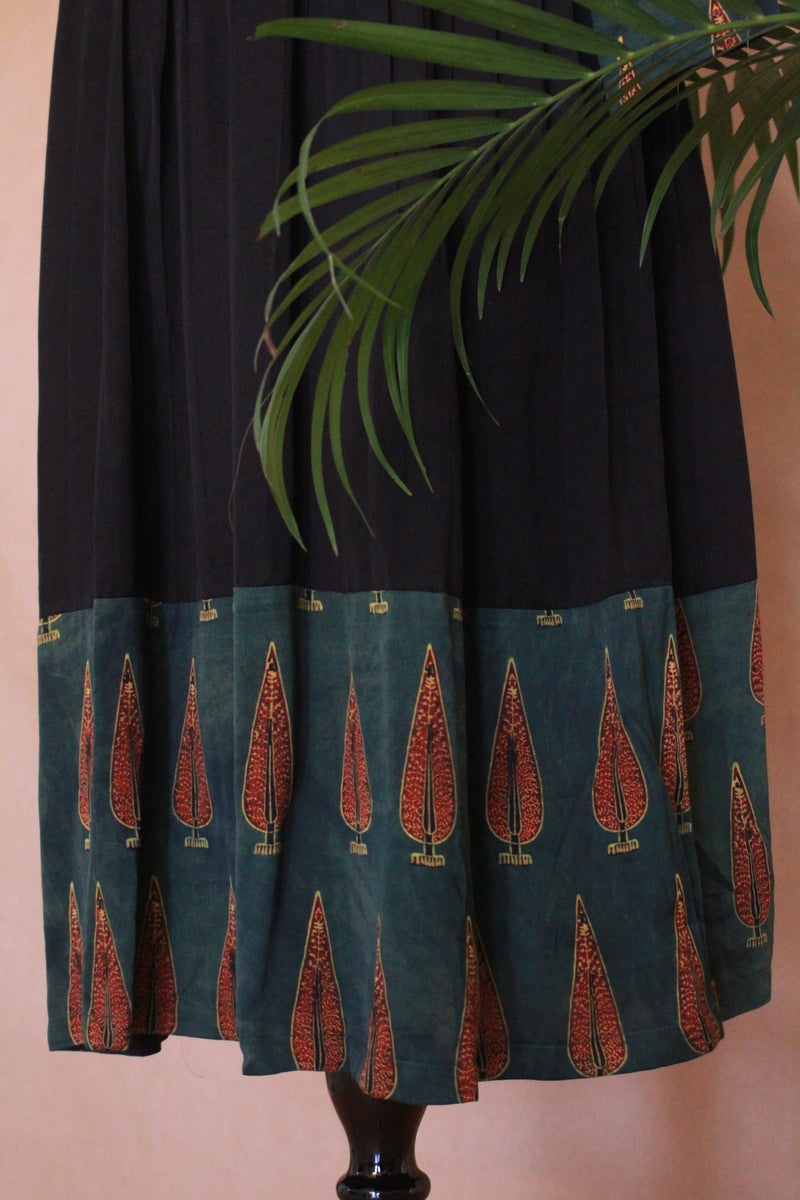 The Syaha Patra Set in Black